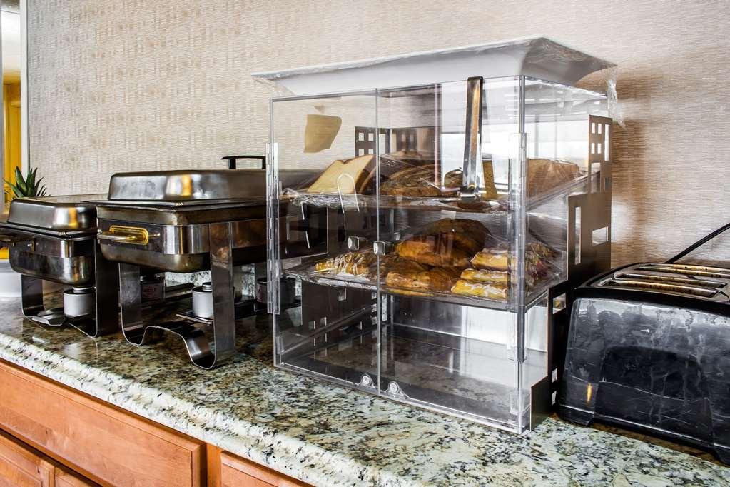 Clarion Hotel Philadelphia International Airport Essington Restaurant photo